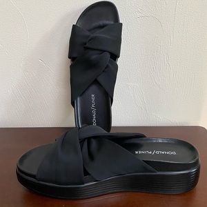 NWOT. Donald Pliner sandals.